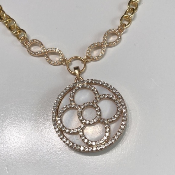 Faux gold and rhinestone medallion necklace - Picture 5 of 8